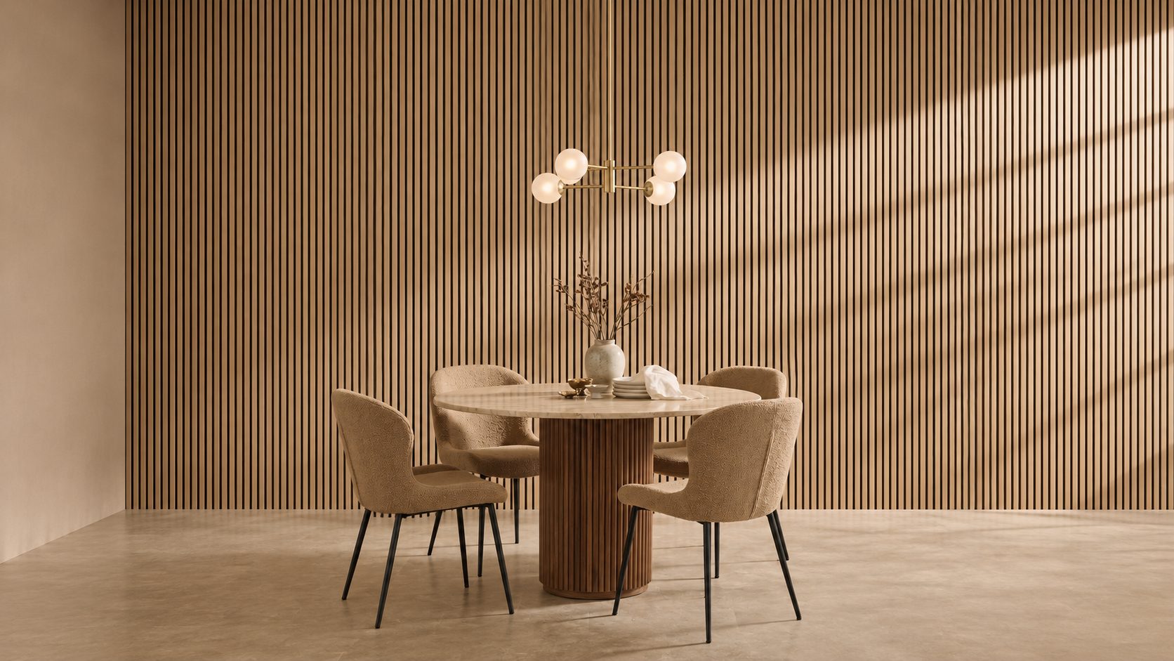 Comedor con muro completo de paneles acústicos Wooden Panel