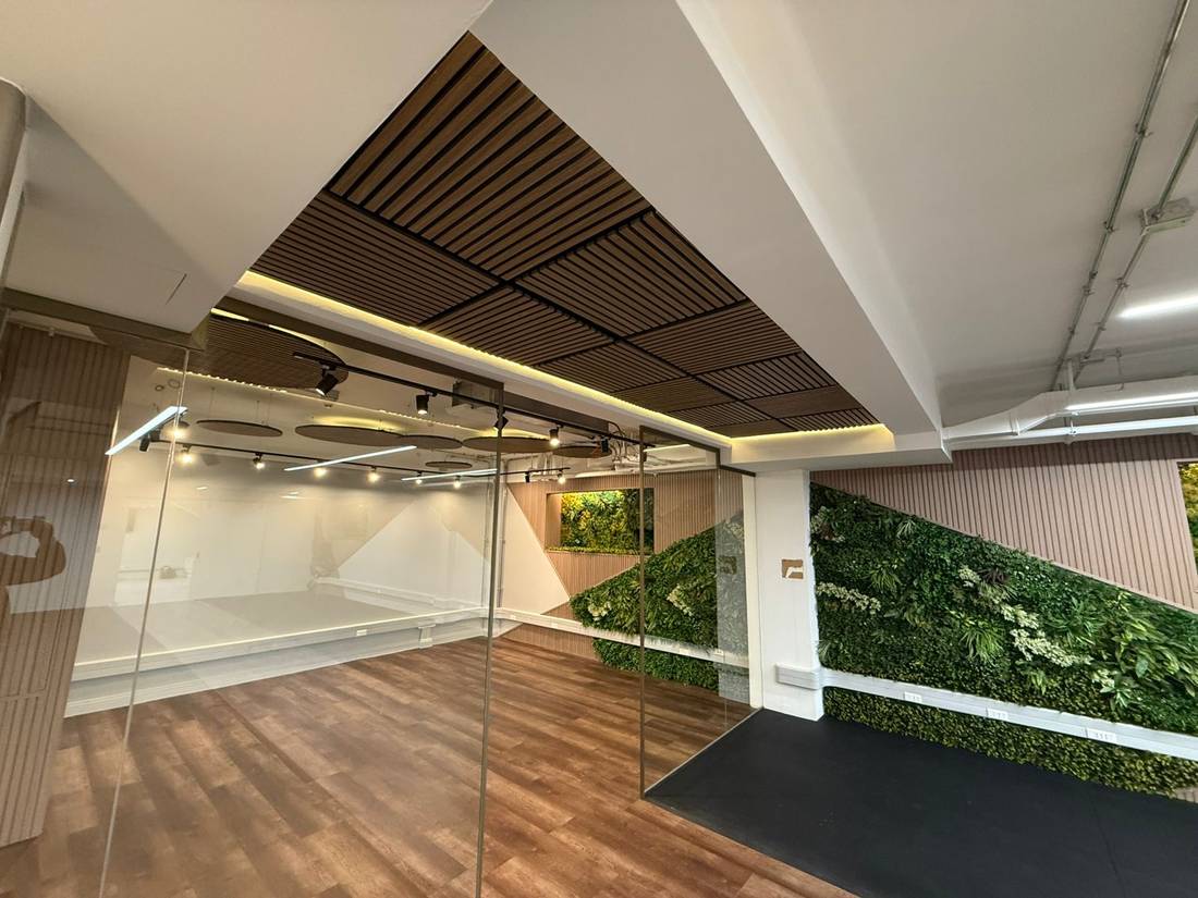 Cielo modular acústico de madera Nogal en sucursal bancaria