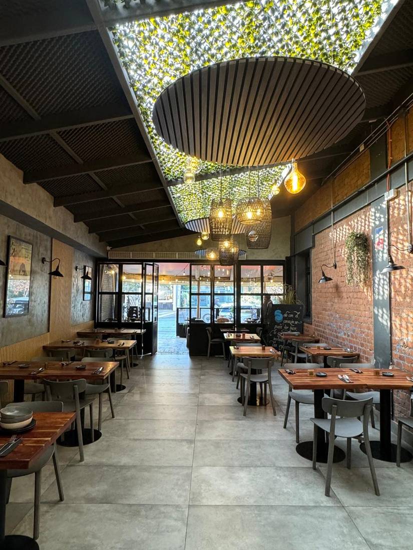 Nube acústica de madera Encina Negra en restaurante