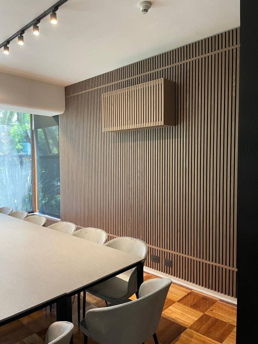 Wooden Panel 240 Nogal en comedor y cocina, fieltro Gris