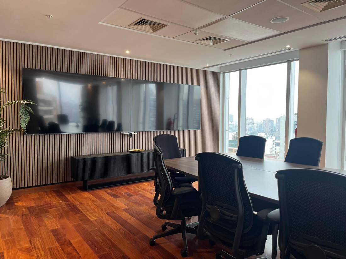 Wooden Panel 240 Nogal en oficinas y reuniones, fieltro Gris