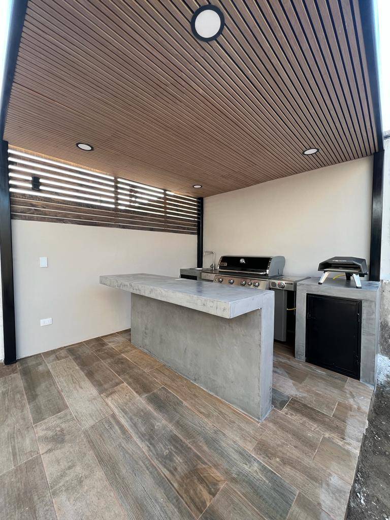 Cielo de quincho con paneles de madera