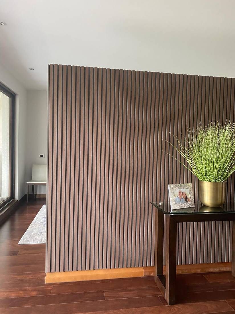 Wooden Panel 240 Nogal en comedor y cocina, fieltro Negro