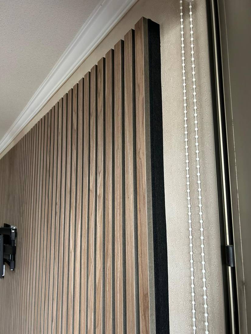 Wooden Panel 240 Nogal en living y tv, fieltro Negro