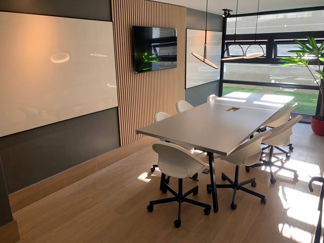 Wooden Panel 240 Patina Blanca en oficinas y reuniones, fieltro Gris