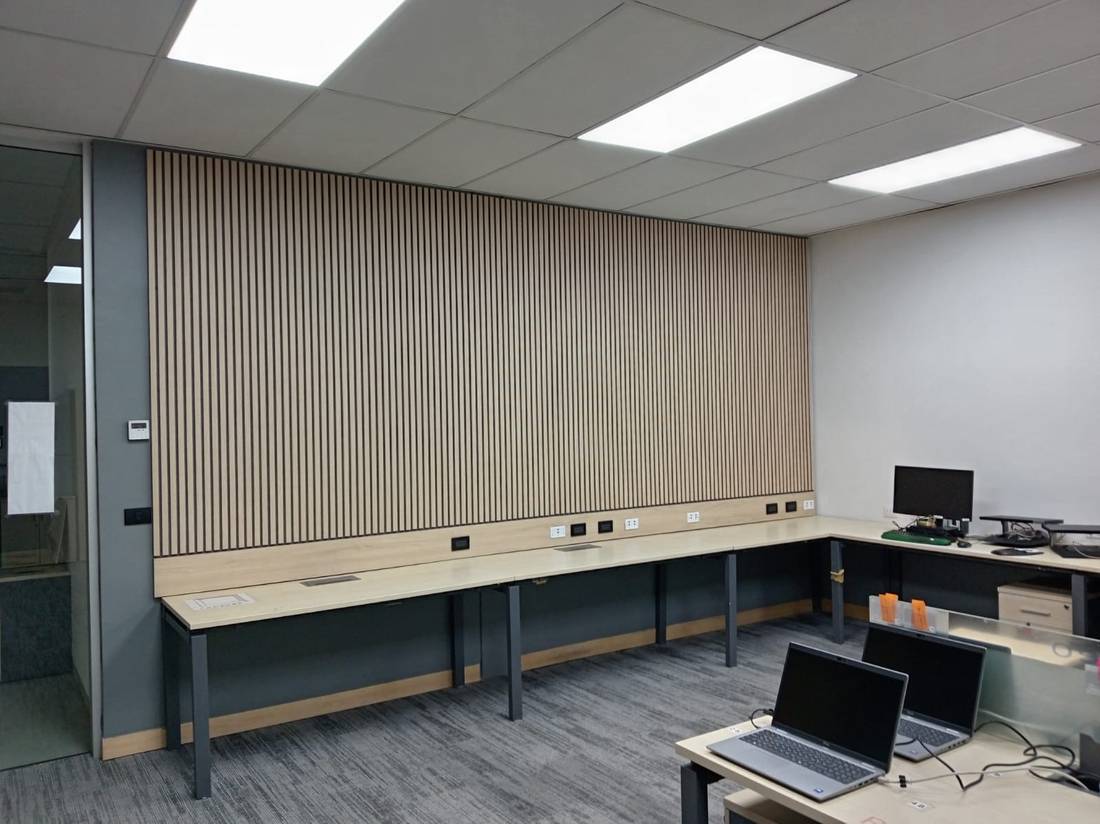 Proyecto comercial con paneles Patina Blanca