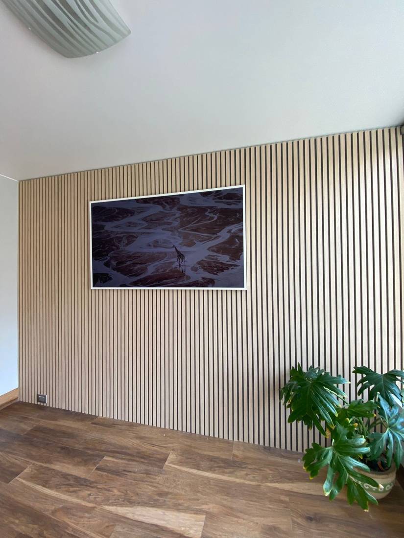Wooden Panel 240 Patina Blanca en living y tv