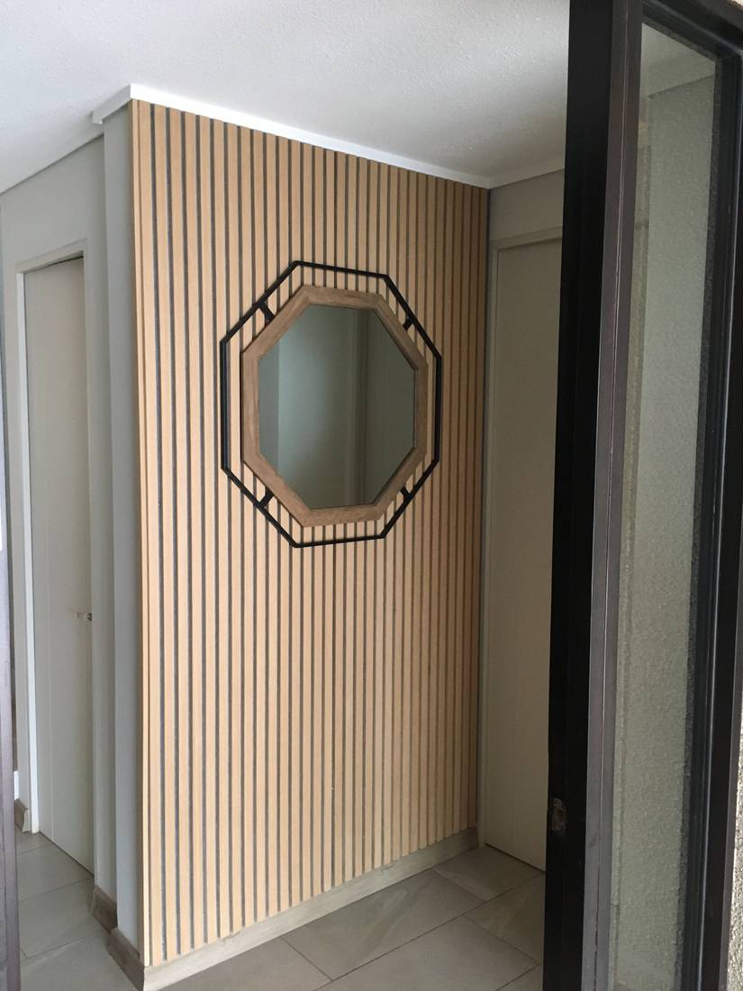 Wooden Panel 240 Roble en accesos y espacios, fieltro Gris