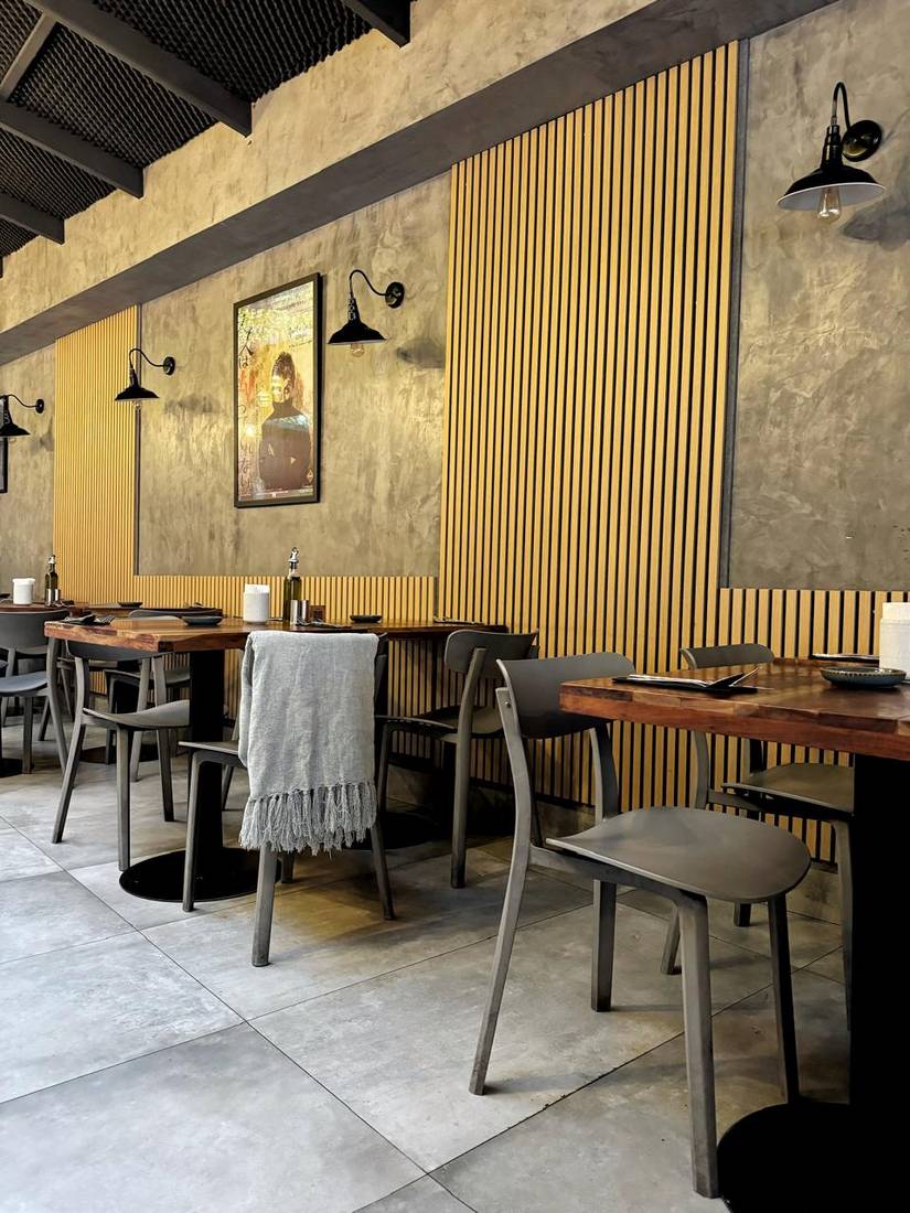 Wooden Panel 240 Roble en restaurantes y hotelería, fieltro Gris