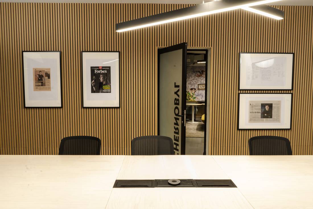 Wooden Panel 240 Roble en oficinas y reuniones, fieltro Gris
