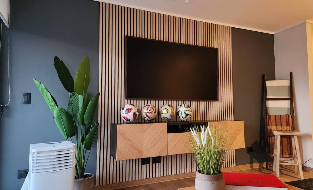 Wooden Panel 240 Roble en living y tv, fieltro Negro
