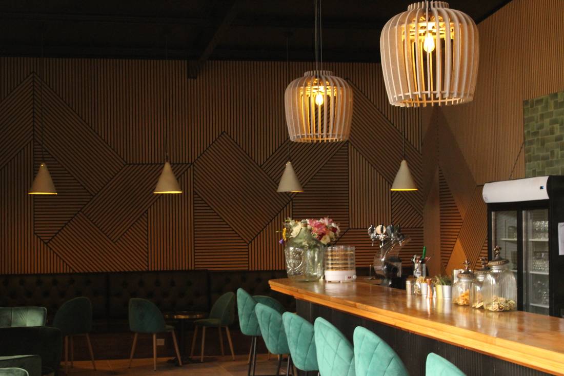 Restaurante con paneles Roble