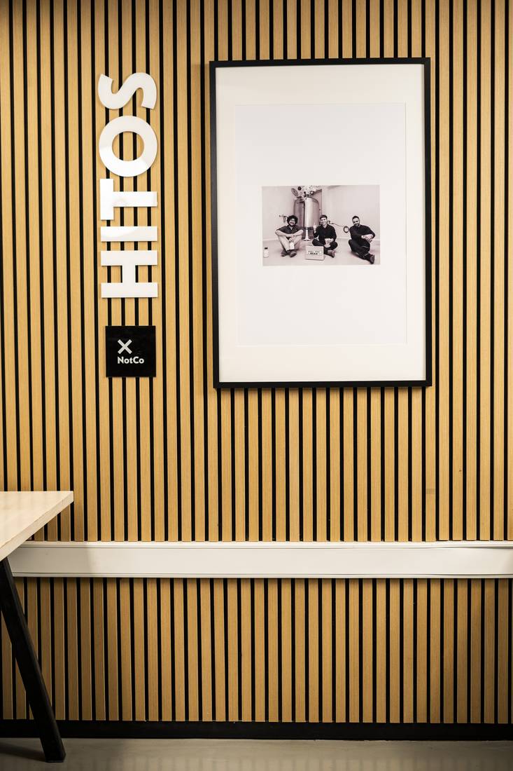 Sala de reuniones con paneles acústicos Roble instalados