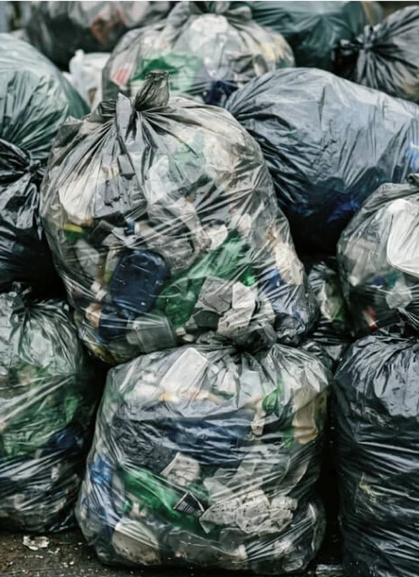 Bolsas con residuos de PET seleccionados para reciclaje