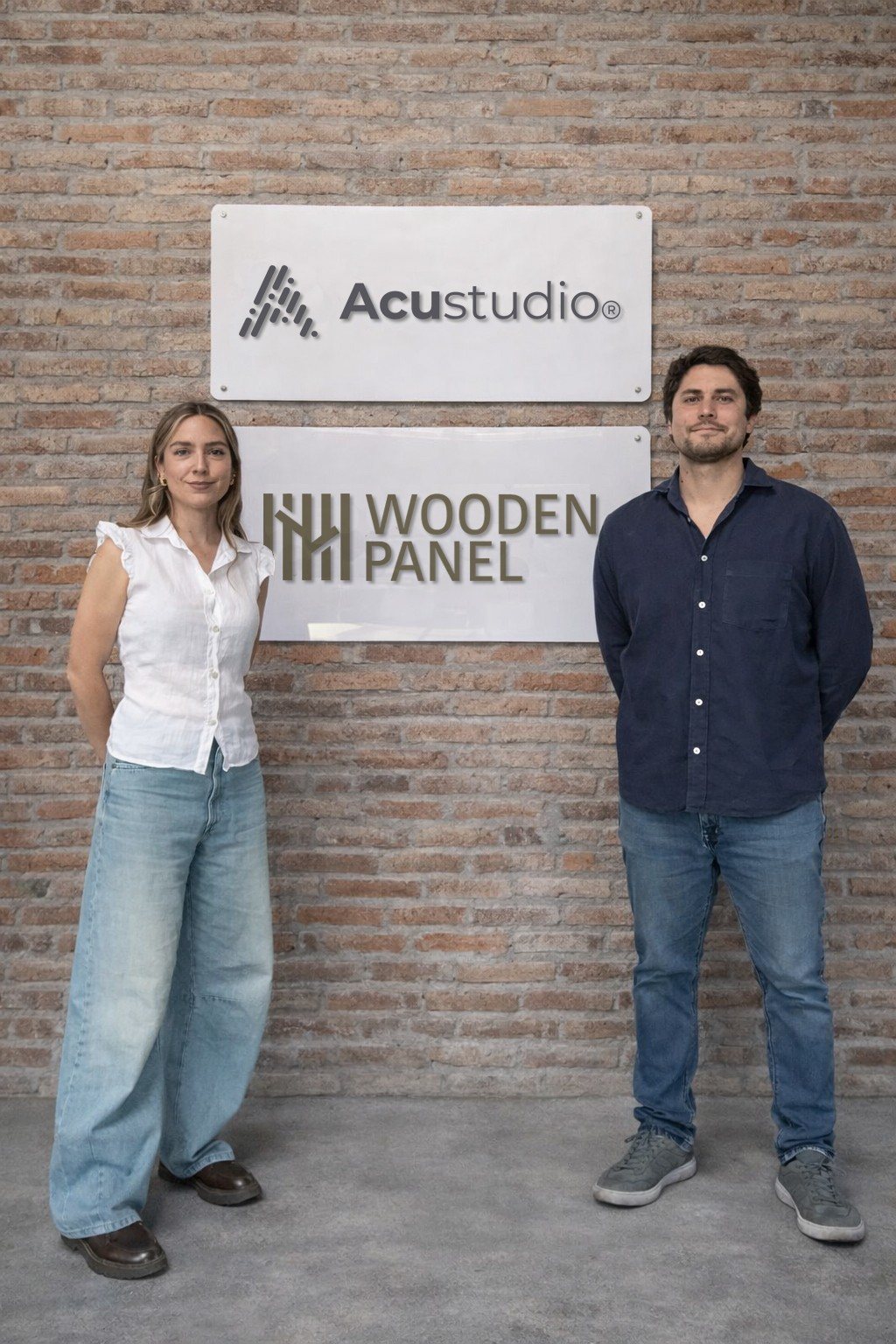 El equipo de Wooden Panel frente a los logos de Wooden Panel y Acustudio